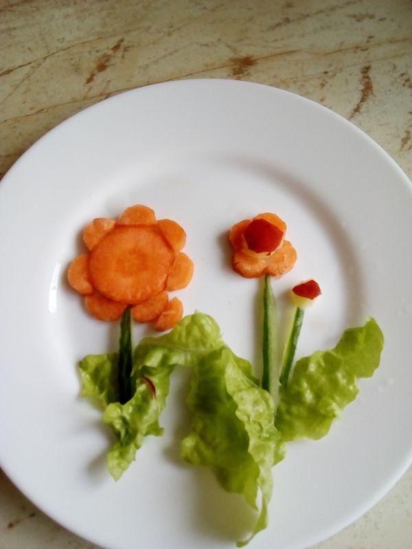 Flori din morcov și salată verde