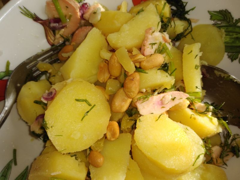 Salată de cartofi cu alune și ciuperci
