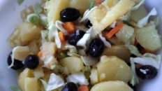 Salata de cartofi cu măsline și usturoi verde