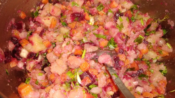 Salată de cartofi cu sfeclă roșie și morcov