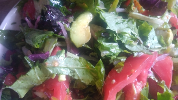 Salată cu avocado – sănătate pentru tine!